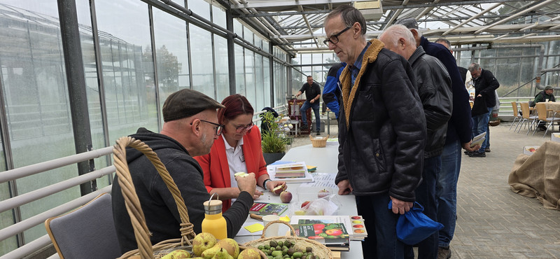 Besucher werden zu Äpfeln beraten